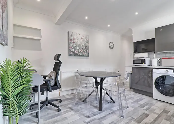 Lavish Rayleigh Apartment - Small-Med Dog Ok
