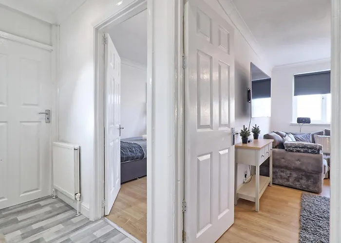 Lavish Rayleigh Apartment - Small-Med Dog Ok