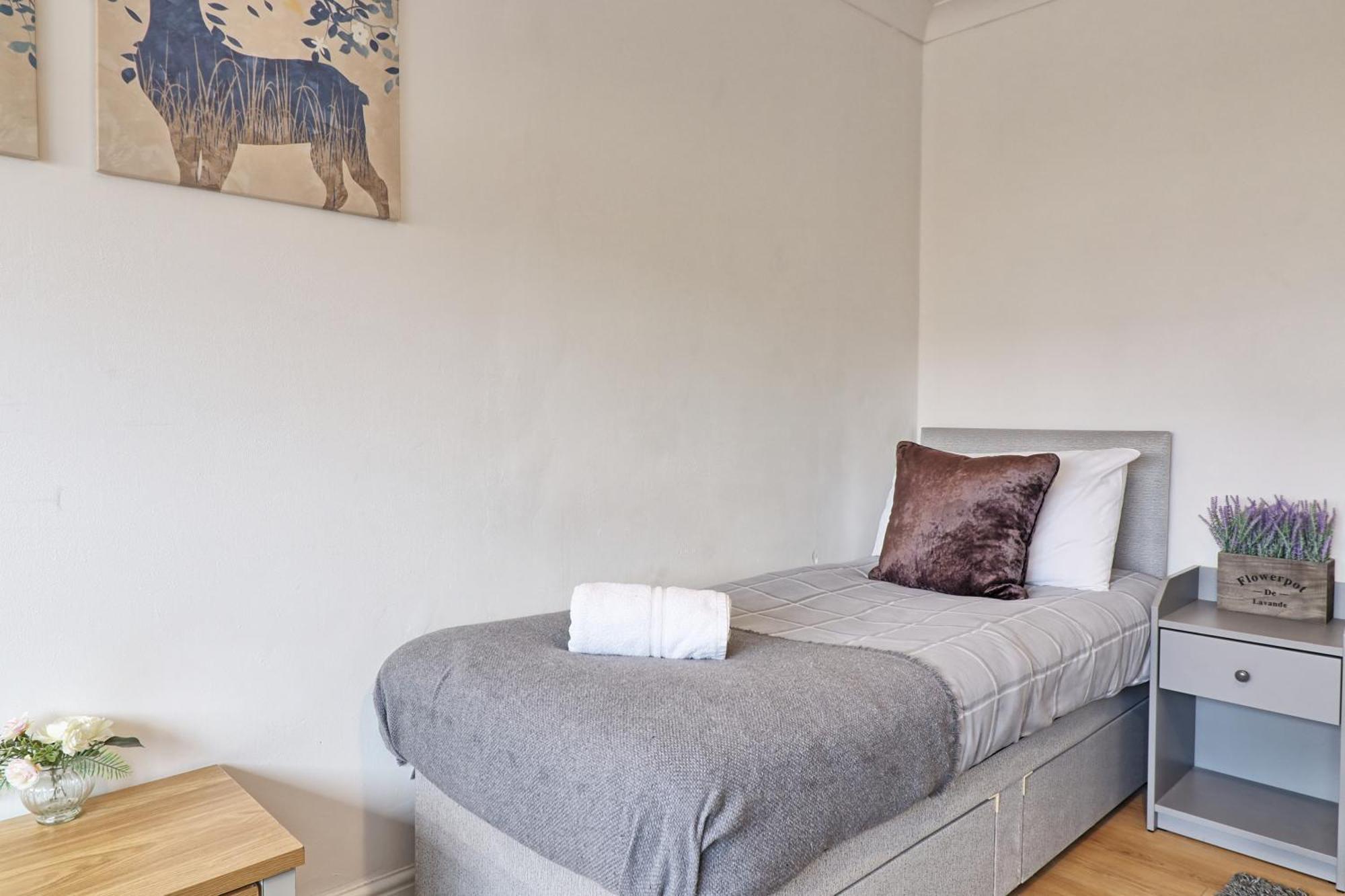 Lavish - Small-med Dog Ok Apartment